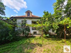 Split level house to renovate with a big garden, a garage, a waterwell and an outbuilding in Parvomaitsi village, 15 min drive from Veliko Tarnovo