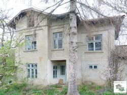 EXCLUSIVE! Spacious rural property located in the village of Vetrenci, just 15 km from Veliko Tarnov