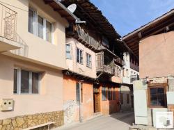 Old house to renovate with a small yard and an amazing view of Tsarevets Fortress in Veliko Tarnovo