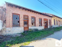 A brick, one-story house with a yard for sale in the village of Samovodene, only 11 km. from Veliko Tarnovo