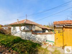 hree-bedroom house to renovate in the centre of Plakovo vill., 15. min. drive from Veliko Tarnovo