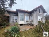 One-story house with a garage and a flat yard in the village of Gorna Lipnitsa