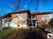 ÈXCLUSIVE! Brick-built house at the edge of Kesarevo village, 35 km from Veliko Tarnovo