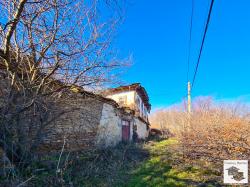 Plot with a ruins of an old house for sale in Dolni Varpishta village, Dryanovo region