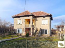 Two-story house with yard and outbuildings in the village of Karaisen