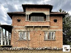 Three-storey house with 6 bedrooms, garage and large yard in the village of Karaisen