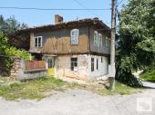 Two-story house for renovation, with a flat yard and an outbuilding in the village of Dragizhevo