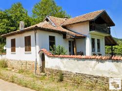 Authentic three-bedroom house for sale with a water well in a picturesqe village of Sredni Kolibi, close to Elena