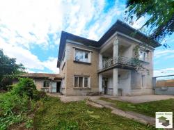 House to renovate with big yard, two garages and several outbuildings in Resen, just 18 km away from Veliko Tarnovo
