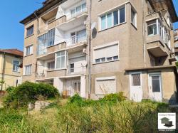 House floor with a ground floor studio and a space for building a garage in the central part of Veliko Tarnovo