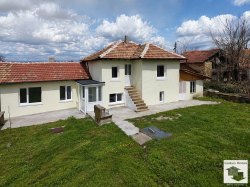 Completely renovated house, with a well and a garage, in the village of Duskot