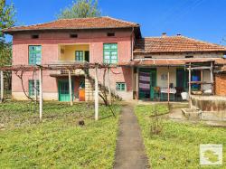 Two-story house with a large yard, well, garage and outbuildings in the village of Dolna Lipnitsa