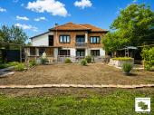EXCLUSIVE! Spacious house with a summer kitchen, a flat yard with a well and outbuildings in the village of Obedinenie, a stone's throw from mineral baths