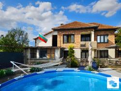 EXCLUSIVE! Spacious house with a summer kitchen, a flat yard with a well and outbuildings in the village of Obedinenie, a stone's throw from mineral baths