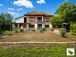 EXCLUSIVE! Spacious house with a summer kitchen, a flat yard with a well and outbuildings in the village of Obedinenie, a stone's throw from mineral baths