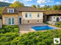 Two-story house with a flat yard, swimming pool and outbuilding in the village of Lom Cherkovna, an hour from Veliko Tarnovo