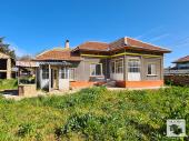 EXCLUSIVE! Partially renovated house with a flat yard, well, double garage and outbuilding in the village of Dolna Lipnitsa