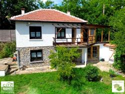 Well-presented three-bedroom house for rent in the village of Dobromirka