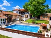 Spacious renovated property with 3 houses and a pool for sale in a picturesque Slaveikovo village, half an hour drive from Veliko Tarnovo