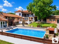 Spacious renovated property with 3 houses and a pool for sale in a picturesque Slaveikovo village, half an hour drive from Veliko Tarnovo