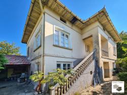 Two-story house in good condition, with a large yard, garage and a well, in the village of Daskot