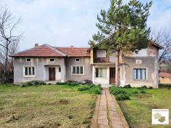 EXCLUSIVE! House for sale in the village of Nedan, with a spacious yard, garage, and panoramic view