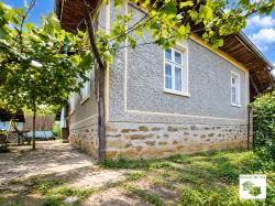 EXCLUSIVE! House with a level yard and an outbuilding in the village of Plakovo, just 10 minutes from Veliko Tarnovo