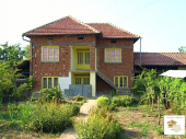 Изгодна цена за двуетажна къща, намираща се в оживено село на 55 км от Велико Търново