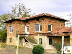A two-story house with a completely renovated second floor, 35 km from Veliko Tarnovo