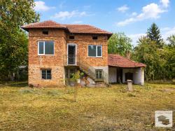A two-story house with a completely renovated second floor, 35 km from Veliko Tarnovo