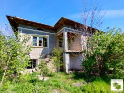 Солидна двуетажна къща с голям двор в с. Долна Липница, на 35 км от Велико  Търново