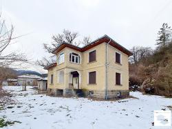 Spacious two-storey house located in a peaceful village close to the picturesque town of Apriltsi
