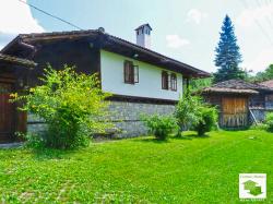 Дом в традиционном болгарском стиле в селе среди Балканских гор
