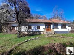 Ремонтирана едноетажна къща разположена в с. Добромирка на 35 км от Велико Търново