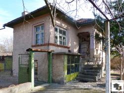 Двуетажна къща с двор намираща се в развито село само на 18 км от Велико Търново