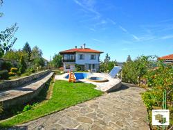 Луксозна къща с пет спални, басейн, сауна с панорамна гледка в туристическото село Арбанаси, на 4 км от старопрестолния град Велико Търново