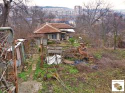 A regulated plot with an old house revealing panoramic views located in a quiet district in Veliko Tarnovo