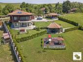 Луксозна къща с три спални с голям, добре поддържан двор, разположена на брега на язовир Йовковци на 30 км от Велико Търново