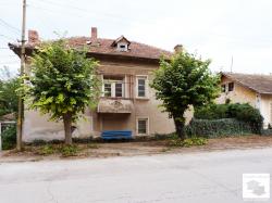 Spasious two storey house with a flat garden in the center of the village of Obedinenie, 35 km from Veliko Tarnovo