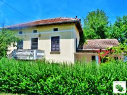 Двуетажна реновирана къща с равен, добре поддържан двор в село Стамболово