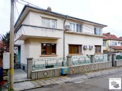 Просторен етаж от къща с двор разположен на тиха улица в град Горна Оряховица