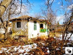 Regulated plot of land with old house in the tourist resort of Arbanassi, just 4 km from Veliko Tarnovo