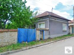 House with a large, stone outbuilding and flat yard in the village of Polski Senovets, just 30 km from Veliko Tarnovo