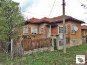 Spacious, massive one-storey house in good condition, about 10 km from the town of Elena