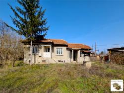 House to renovate with a big garden, a garage, a waterwell and an outbuilding in a big and well-developed village, 15 min drive from Veliko Tarnovo