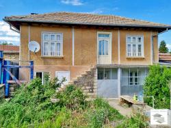 Two-storey house with flat garden in the village of Gorna Lipnitsa, 35 km away from Veliko Tarnovo