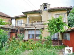 Spacious two-storey house with a garage in a desirable village half an hour drive from Veliko Tarnovo