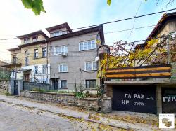 Spacious 5-bedroom town house with a garage and a garden in the centre of Veliko Tarnovo