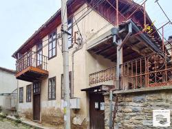 Two-storey townhouse to renovate with a small yard in Veliko Tarnovo