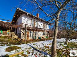 Two-storey house to renovate in the village of Kostenkovtsi, 15 min. drive from Gabrovo